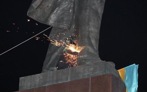 Власти Украины поддержали варваров в разгроме памятников 