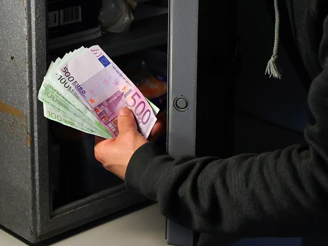 Мужчина украл деньги жены, чтобы купить ей подарок Мужчина украл деньги жены, чтобы купить ей подарок