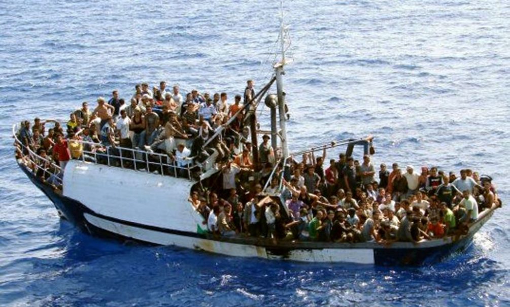У берегов Италии дрейфует неуправляемое судно с беженцами 
