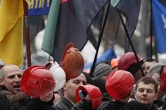 В Киеве шахтеры перекрыли Крещатик и требуют вернуть Януковича 
