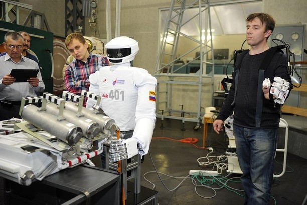Российские космонавты на Земле отрепетировали эксперимент с роботами 