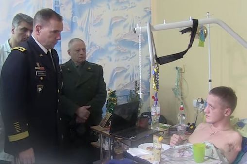Американский генерал наградил покалеченных украинских солдат жетонами 
