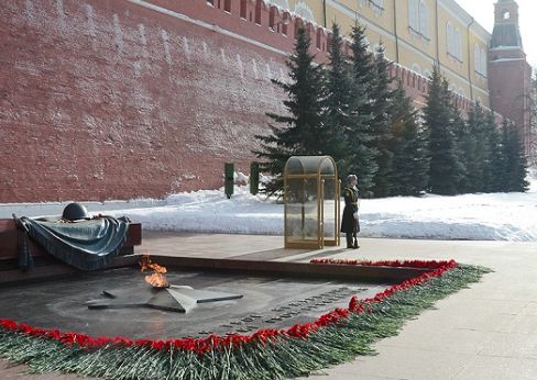 Мужчина угрожал себя сжечь возле Кремля 