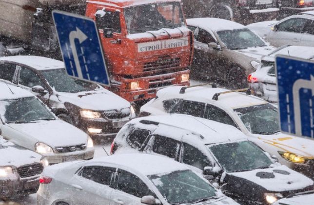 Снегопад вызвал в Москве 6-балльные пробки