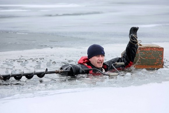 Спасатели сняли девять рыбаков с отколовшейся льдины в Петербурге 