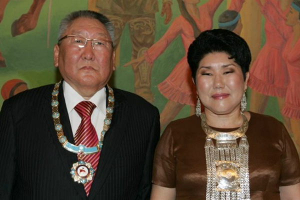 Глава Якутии подарил жене на день рождения почетное звание 