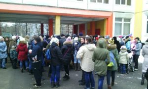Родители учеников школы в Москве протестуют против ремонта