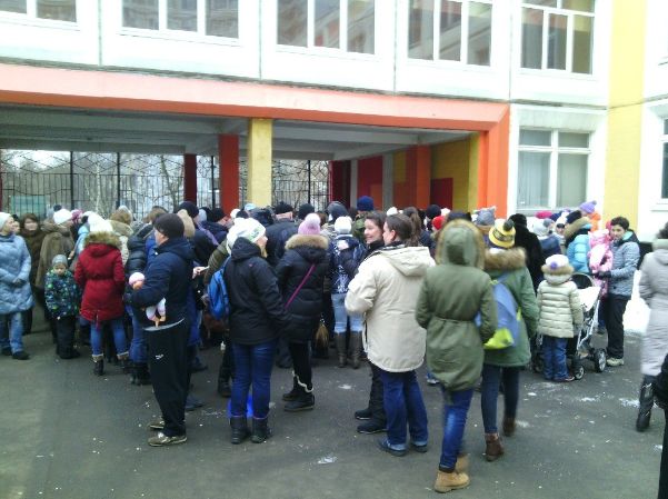 Родители учеников школы в Москве протестуют против ремонта 