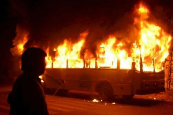 30 человек сгорели в результате столкновения автобуса с бензовозом в Пакистане