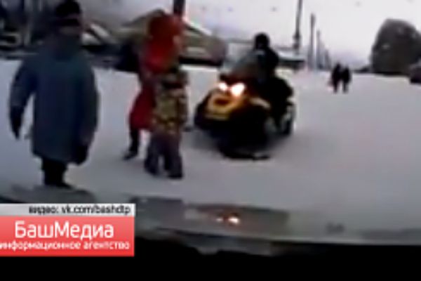 Мать с ребенком попали под снегоход в Башкирии