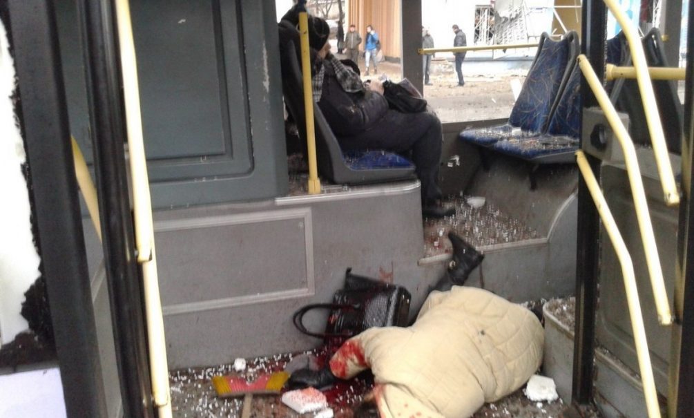 В Донецке троллейбус попал под обстрел 