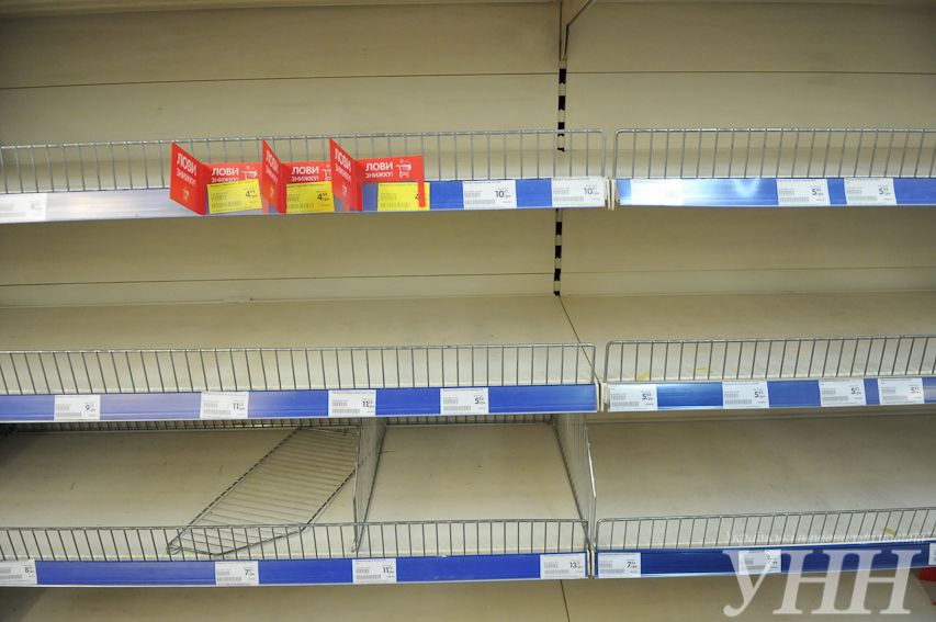 Во Львове украинцы смели все продукты с полок магазинов 