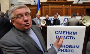 Украинская оппозиция обвинила власть в самоубийстве политика