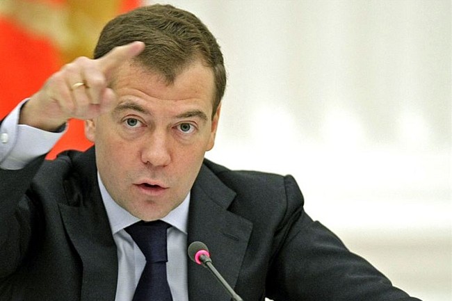 Медведев запретил ввоз иномарок в Россию 