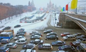 Из-за сбоя работы светофора около Кремля образовалась пробка