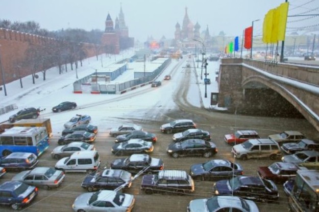 Из-за сбоя работы светофора около Кремля образовалась пробка 