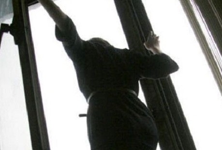 Женщина выбросилась с балкона 14-го этажа на юге Москвы 
