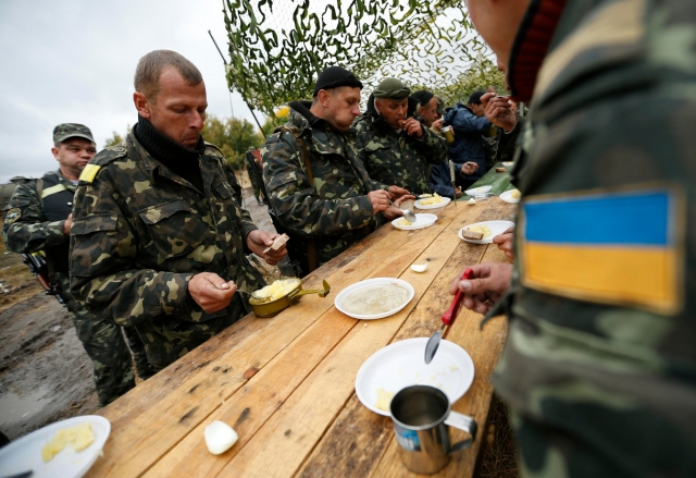 Ополченцы накормили украинских силовиков в Дебальцево 