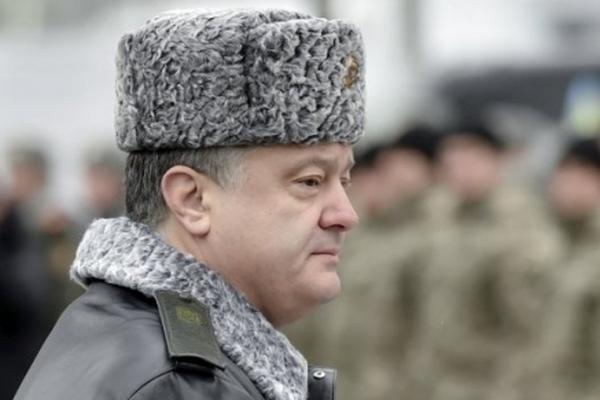 Порошенко с утра 15 февраля готов ввести в стране военное положение 