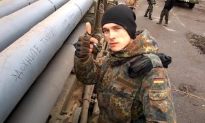 Украинские военные готовят ракеты для обстрела Дебальцево и пишут на них послания