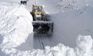 На Сахалине 30 машин с рыбаками оказались в снежном плену