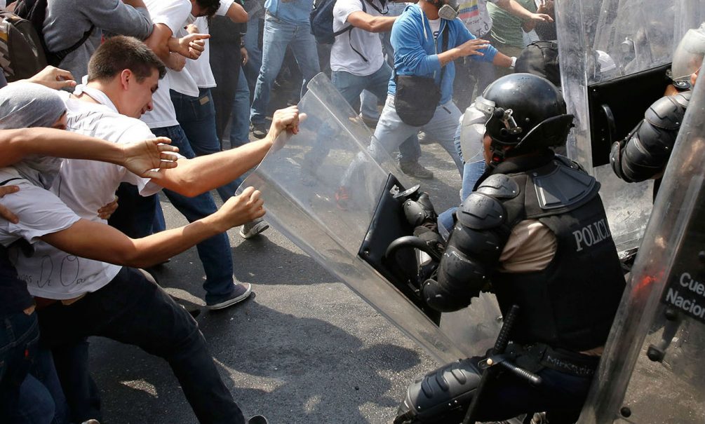 В Венесуэле в ходе антиправительственной акции убит подросток 