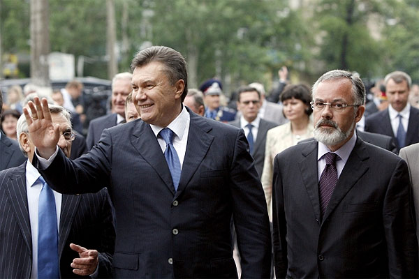Евросоюз снимает санкции с ближайшего окружения Януковича 