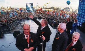 Жириновский сделал селфи с Мироновым и Зюгановым в Москве