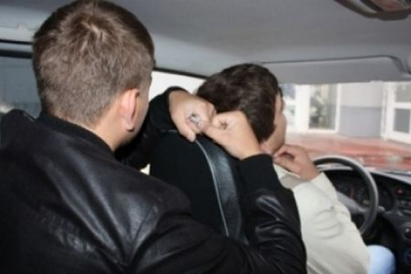 Таксиста из Смоленска хотели задушить из-за тысячи рублей 