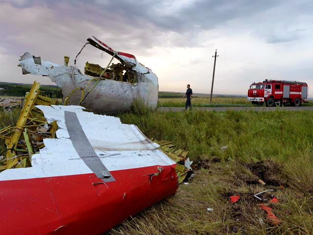 СМИ: На месте крушения Boeing в Донбассе найдены осколки СМИ: На месте крушения Boeing в Донбассе найдены осколки