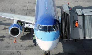 Пассажиры связали россиянина за дебош на борту самолета