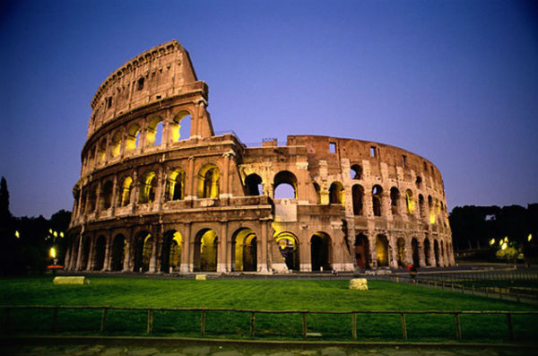 Молодые американки арестованы в Риме за порчу Колизея 