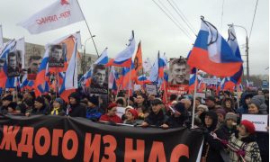 Около 100 тысяч человек пришли на место гибели Немцова