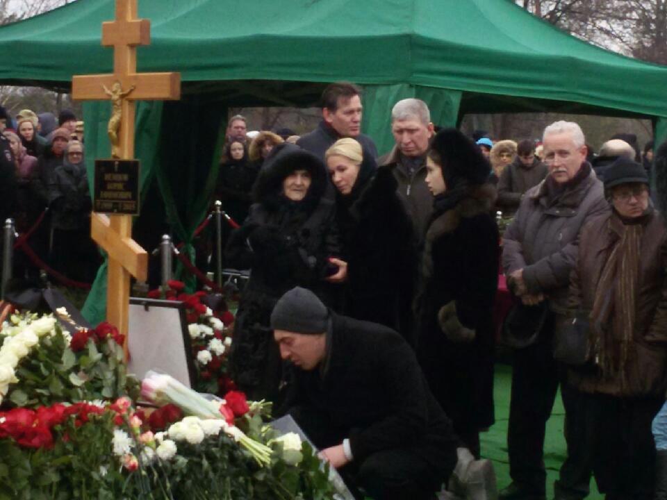 Похороны лебедева видео. Могила Дианы Лебедевой на Троекуровском кладбище.