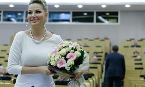 Максакова пришла на заседание Госдумы в свадебном платье