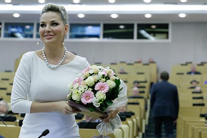Максакова пришла на заседание Госдумы в свадебном платье 