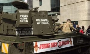 Фанаты Кларксона из Top Gear приехали к зданию телеканала на танке