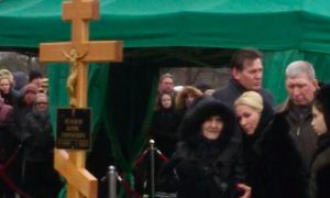 Немцова похоронили на Троекуровском кладбище