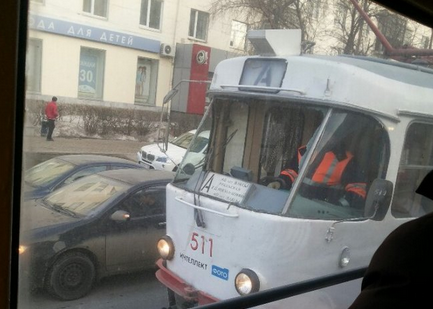В центре Екатеринбурга обстреляли трамвай 
