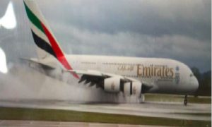 Аэробус А380 авиакомпании Emirates экстренно сел в Манчестере