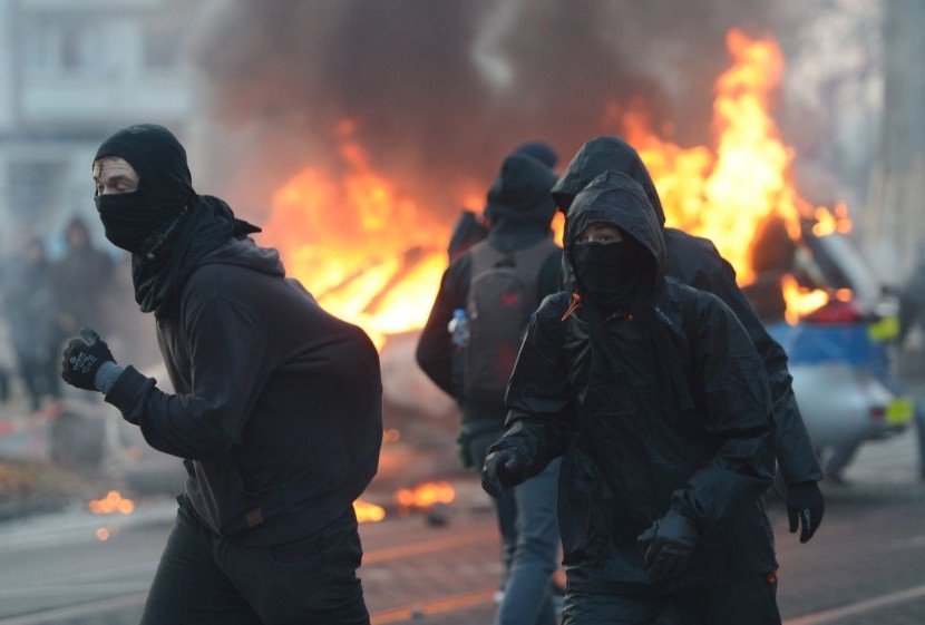 Свыше 80 полицейских травмированы во время беспорядков во Франкфурте