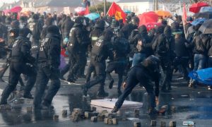 Глава МВД Германии призвал не равнять Майдан и беспорядки во Франкфурте
