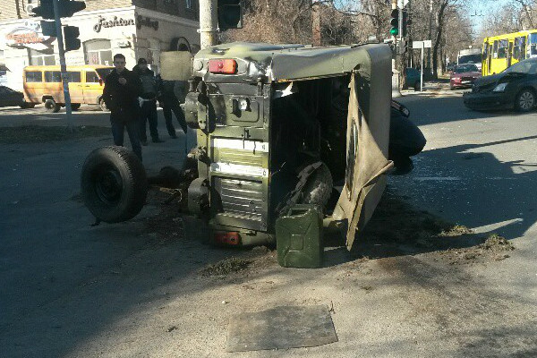 Украинские военные «под коньяком» совершили три аварии в Мариуполе 