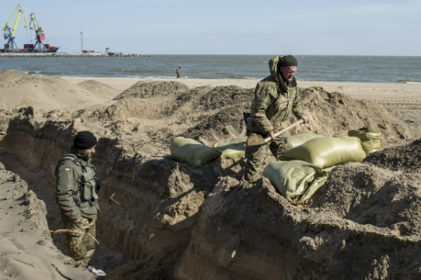 Украинские солдаты с лопатами уничтожили Азовское побережье 
