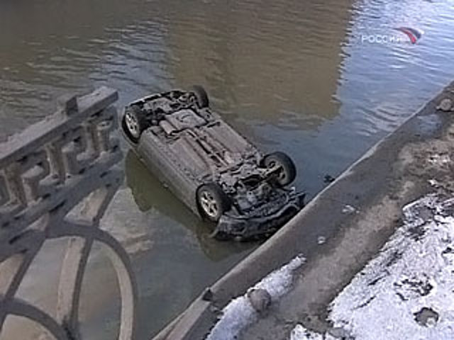 В США ребенок 14 часов провел в упавшем в реку автомобиле 