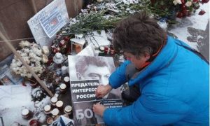 На месте убийства Немцова разгромили импровизированный мемориал