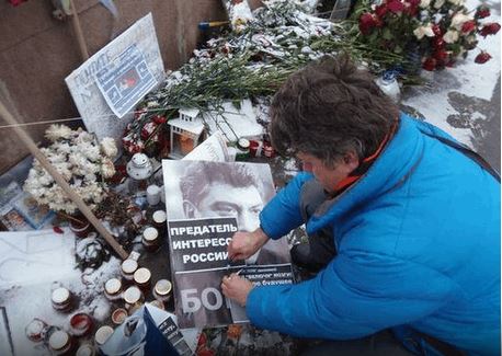 На месте убийства Немцова разгромили импровизированный мемориал 