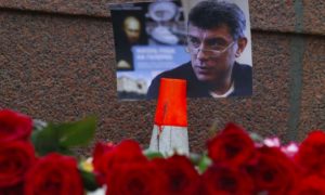 Рядом с местом убийства Немцова водолазы нашли пистолет