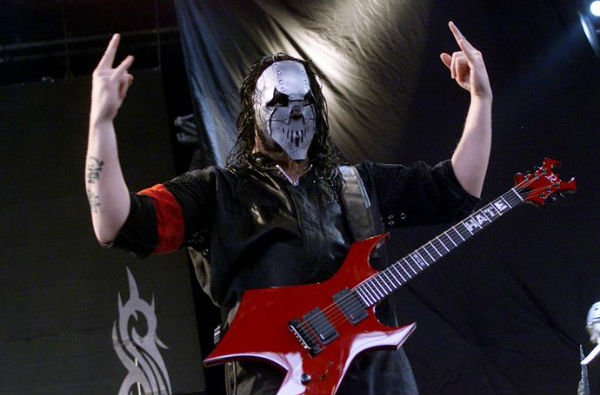 Гитарист Slipknot получил удар ножом в голову 