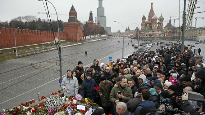 Активисты движения SERB подрались со сторонниками Немцова на месте убийства